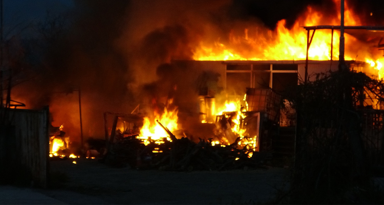 Samsun’da meyve deposunda yangın: Ekipler müdahale ediyor
