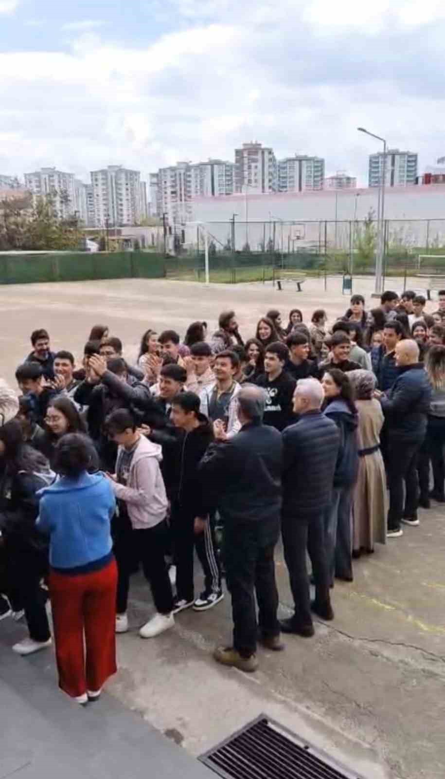 Diyarbakır’da öğrenciler, öğretmenlerini çiçeklerle karşılayıp sarıldı