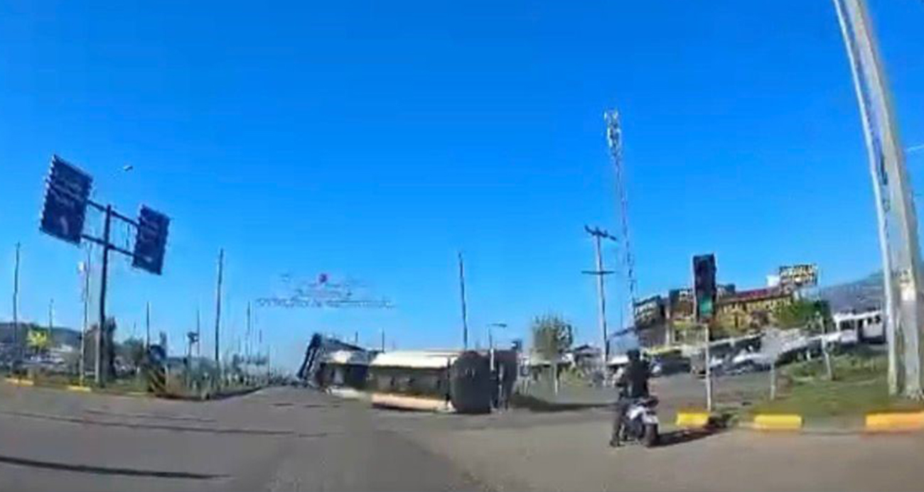 Kavşakta kontrolden çıkan tır devrildi: Faciadan dönülen kaza kamerada