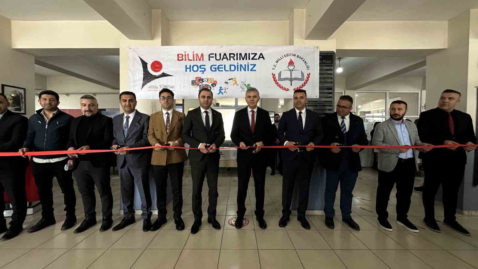 Yüksekova’da öğrencilerin bilimsel çalışmaları görücüye çıktı