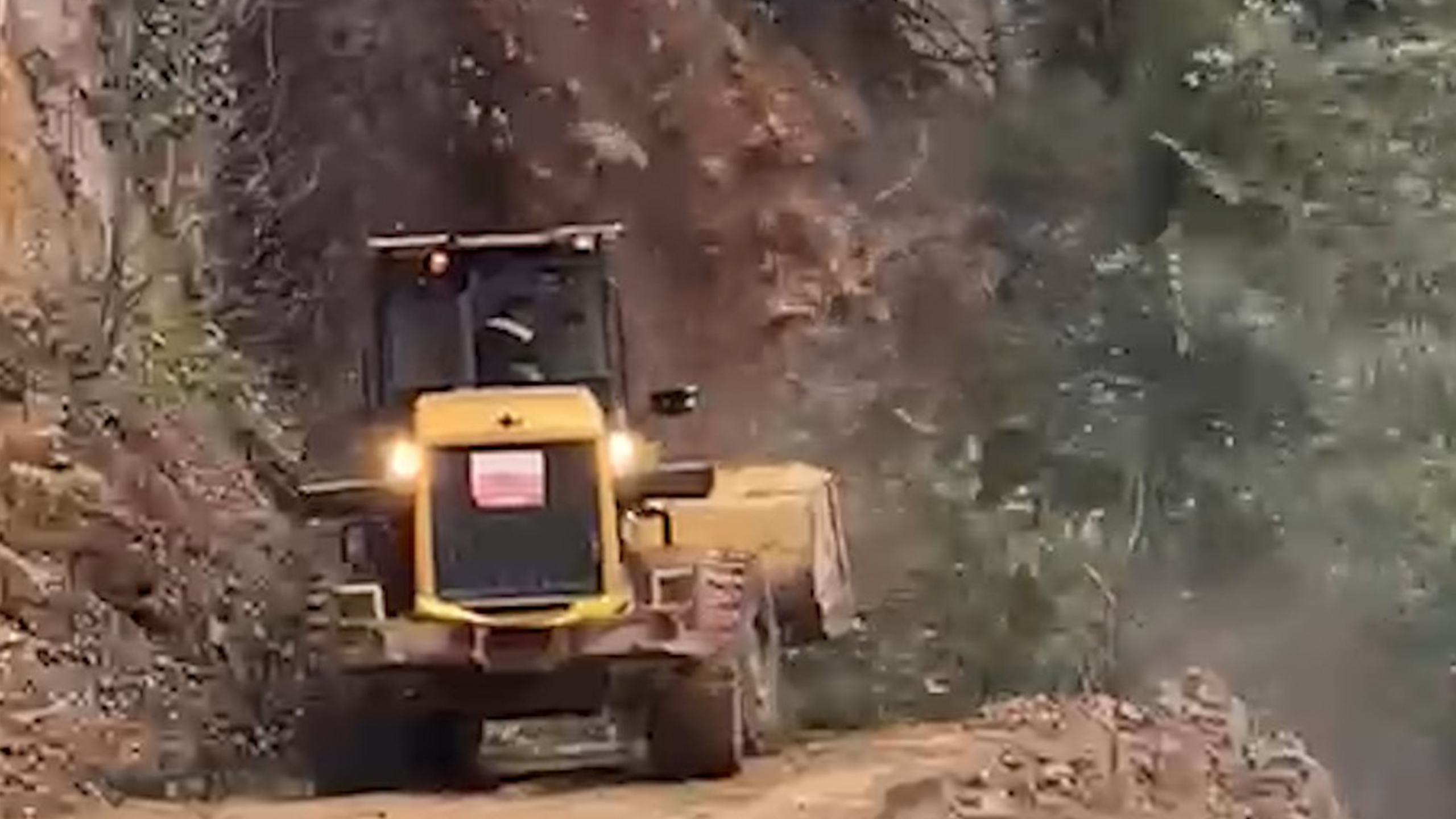 Rize’de heyelanı temizleyen iş makinesi 2. heyelandan son anda kurtuldu