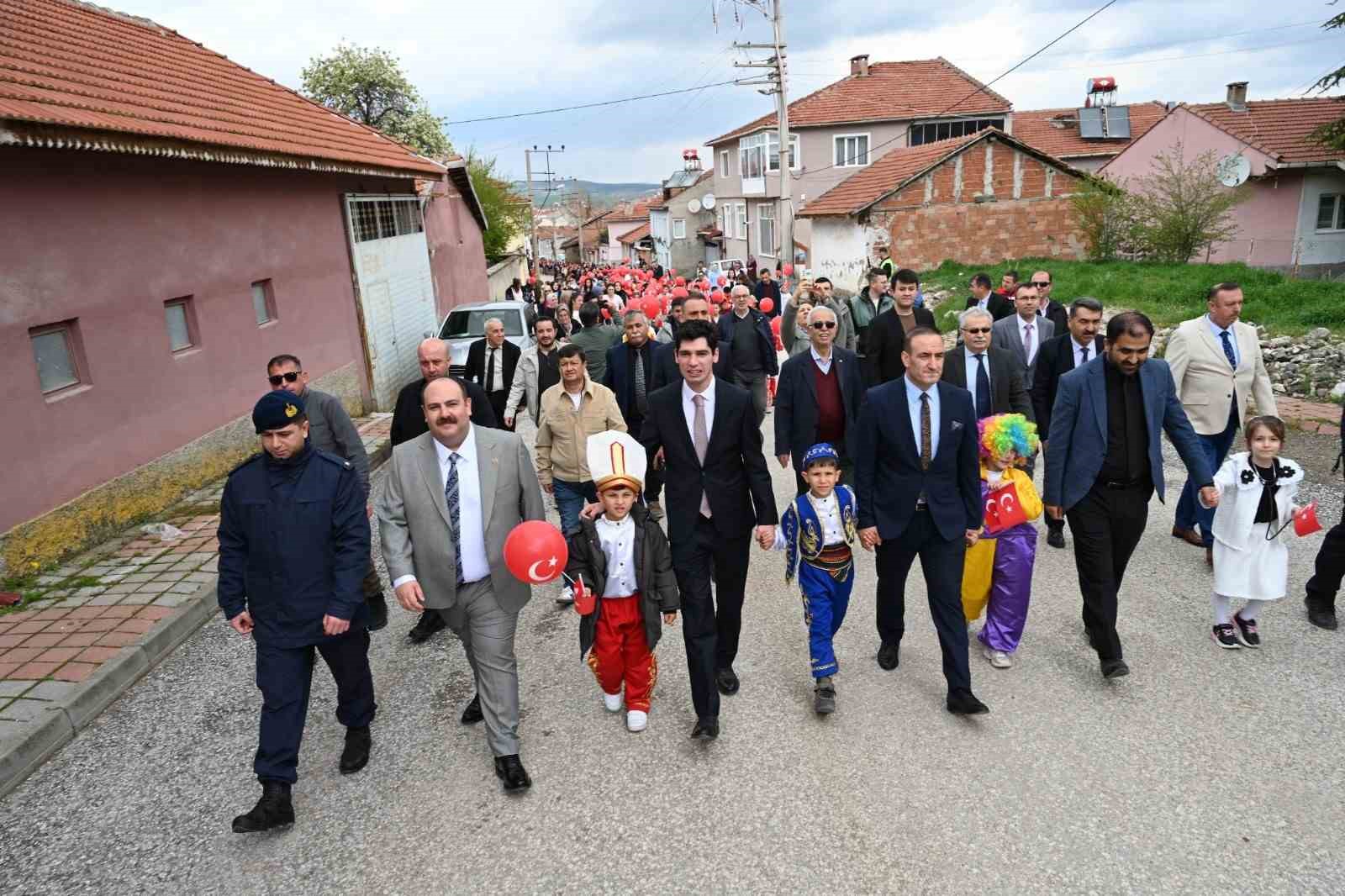 İlçede 23 Nisan öncesi coşkusu yürüyüşle taçlandı