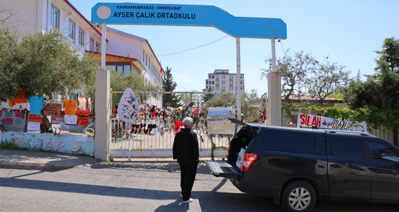 Okuldaki saldırıdan kurtulan öğrenci annesiyle okula gelip eşyalarını aldı