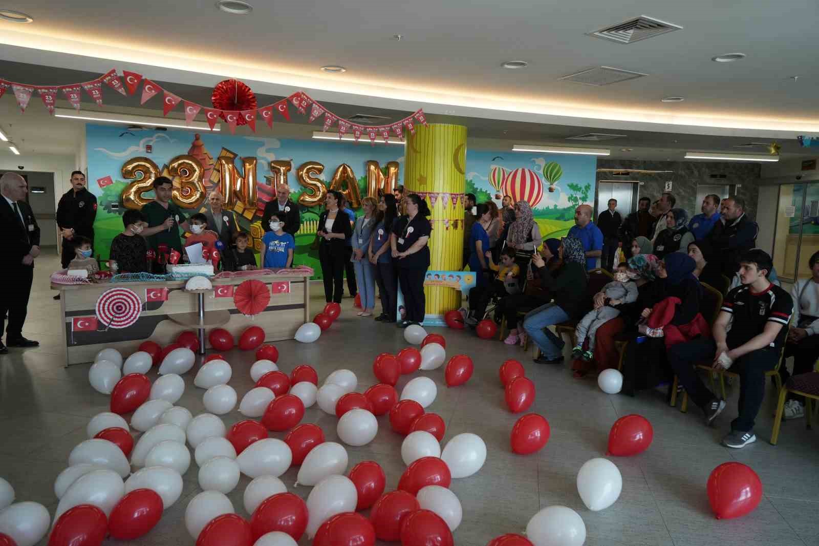 Hastanede 23 Nisan sevinci: Minik kahramanların yüzü güldü