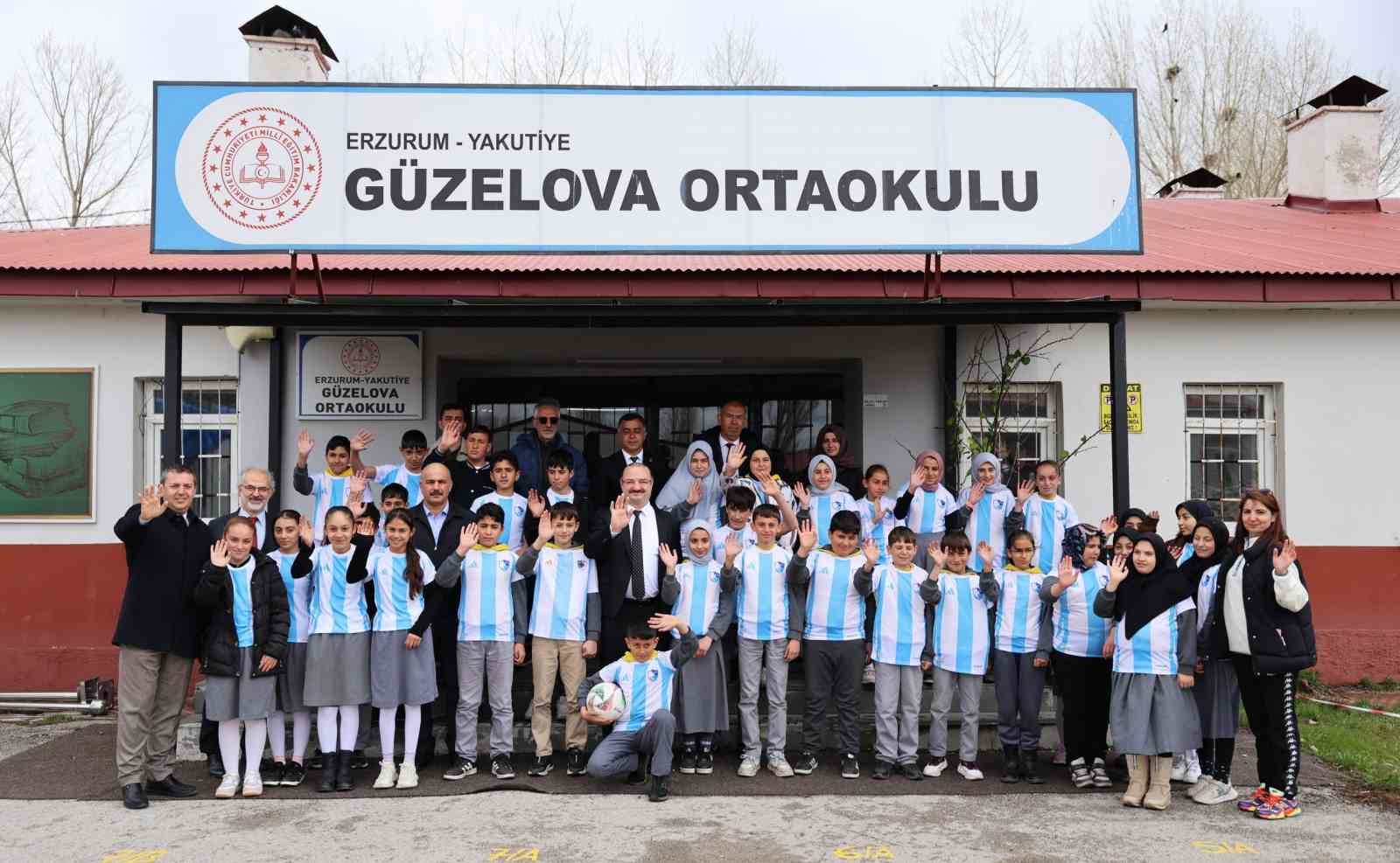 Güzelova’da 23 Nisan coşkusu: Rektör Hacımüftüoğlu, Minik yüreklerle bayram sevincini paylaştı