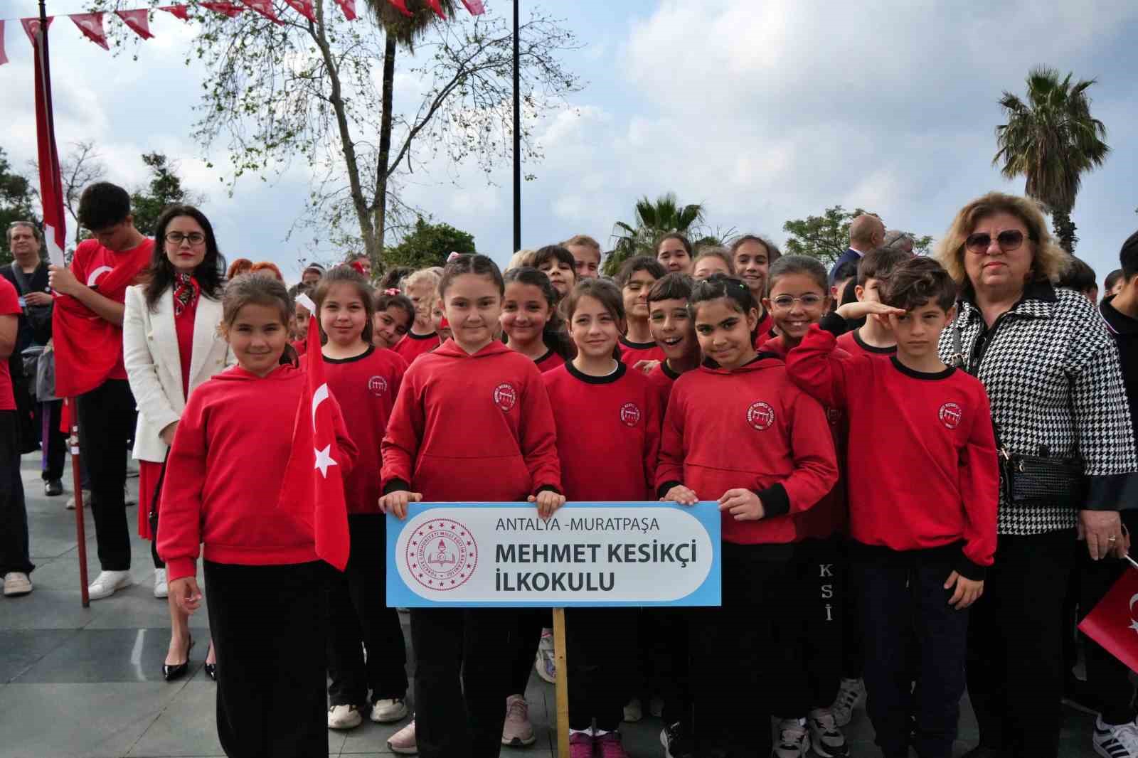 Antalya’da 23 Nisan kutlamaları çelenk sunma töreniyle başladı