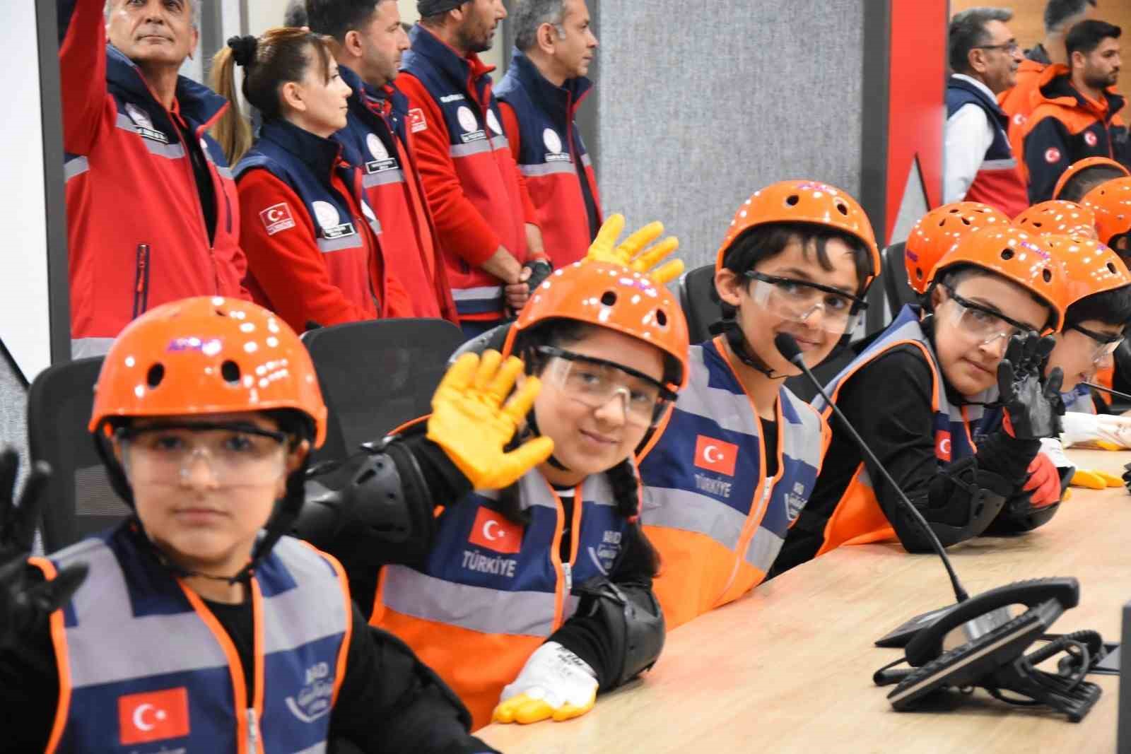 İzmir’de çocuklar 23 Nisan etkinliklerinde kriz yönetiminin başına geçti