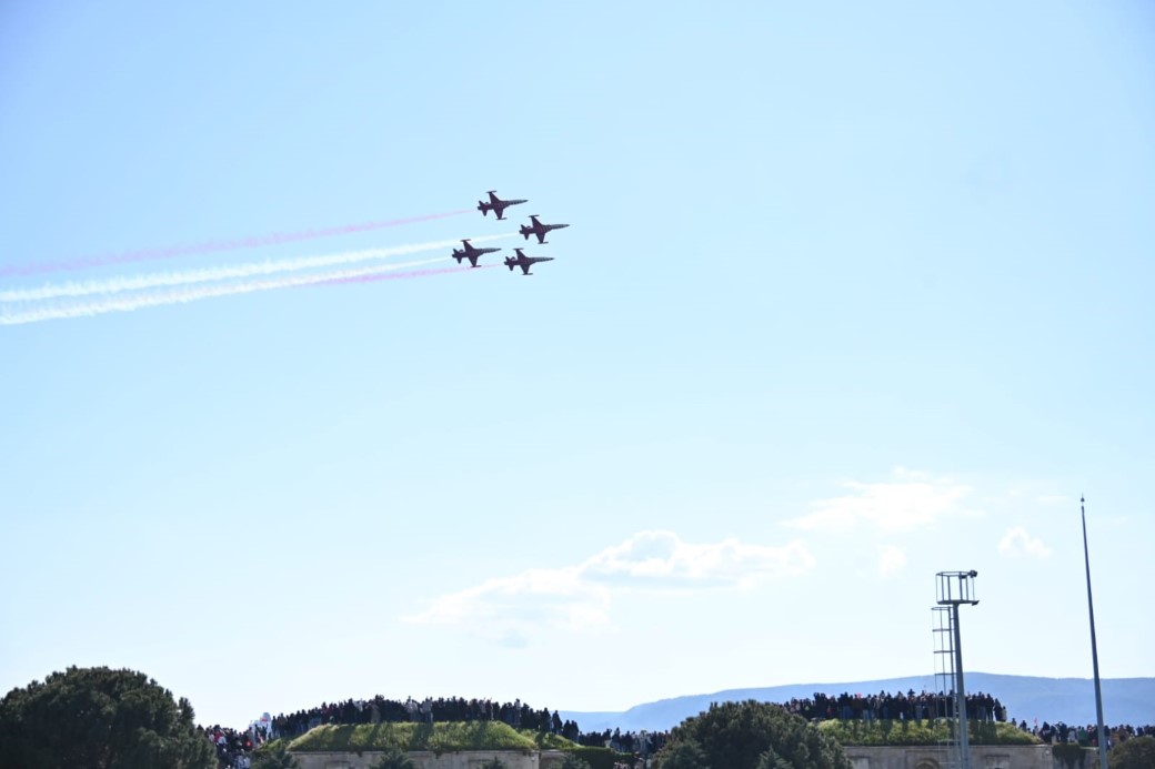 ‘Türk Yıldızları’ Çanakkale semalarında nefesleri kesti