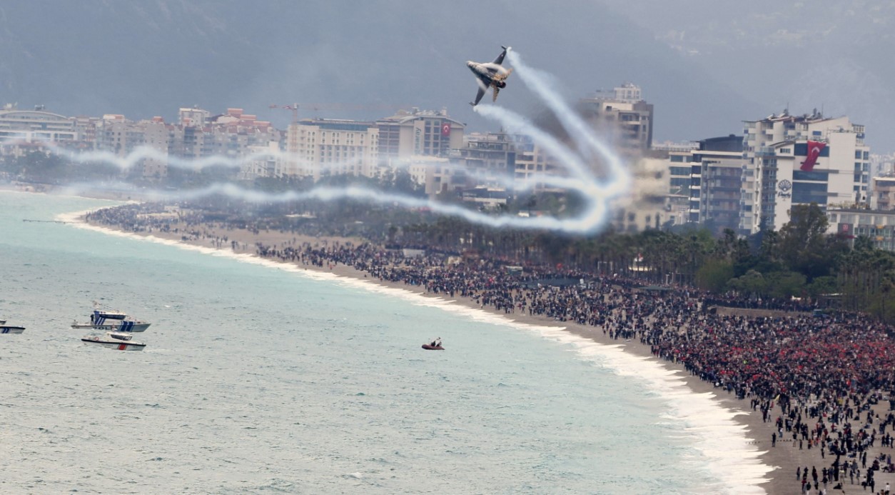SOLOTÜRK Antalya’da nefes kesti: 23 Nisan kutlamalarında gökyüzü bayraklarla buluştu