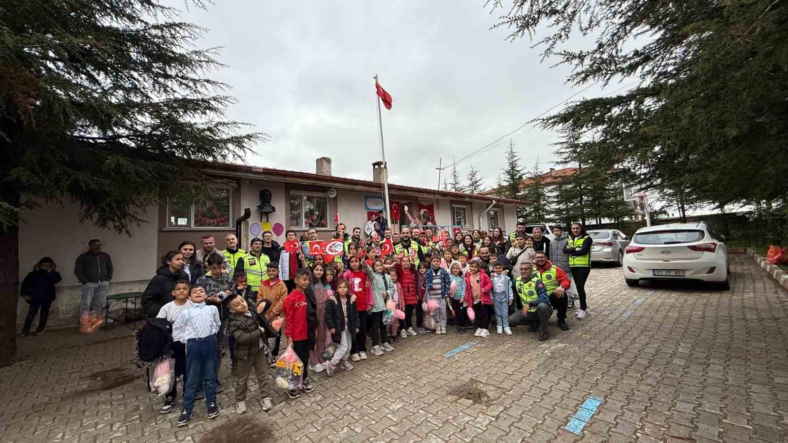 Motosiklet tutkunları çocukları unutmadı