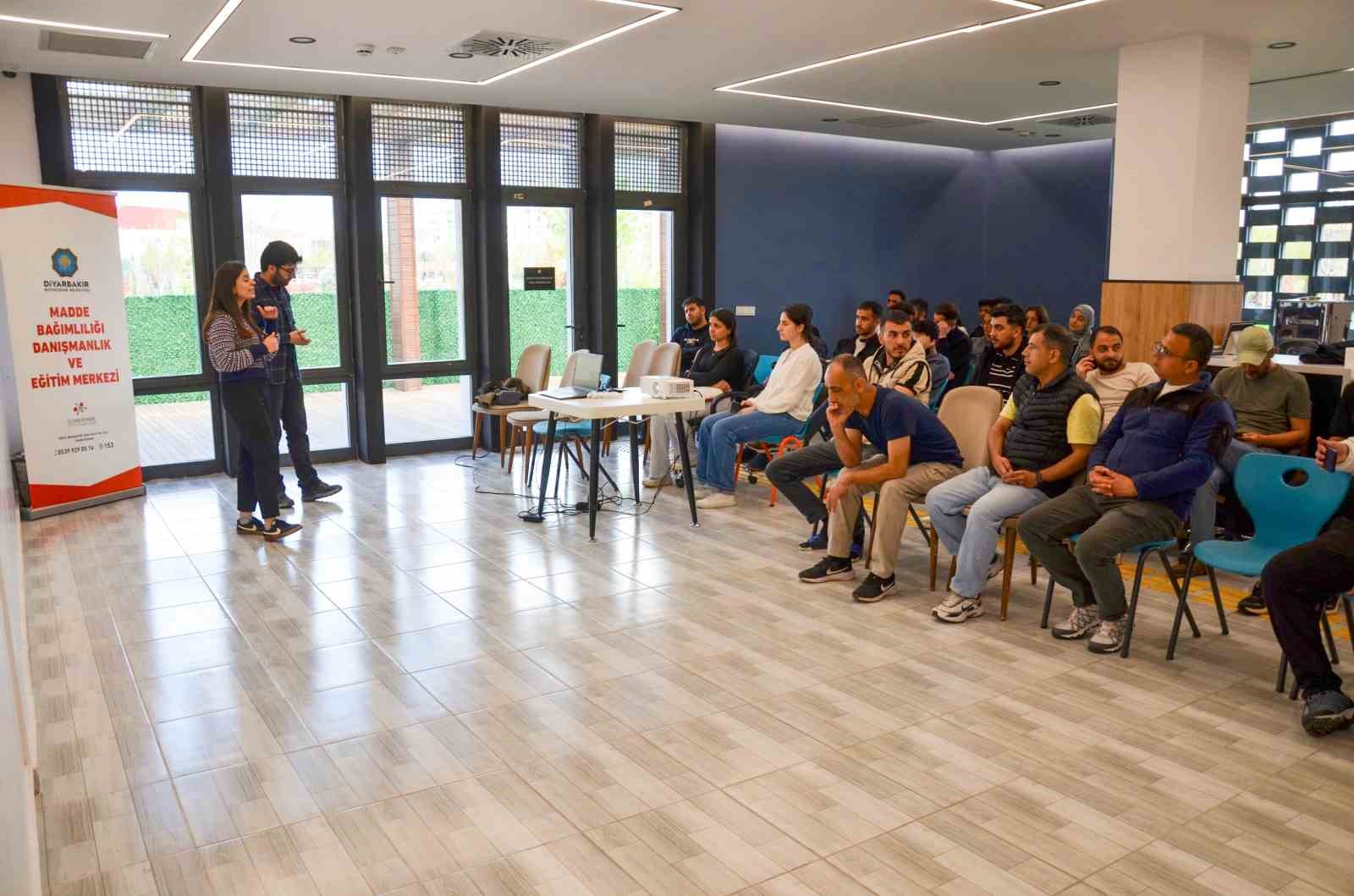 Kütüphanelerde bağımlılıkla mücadeleye yönelik farkındalık eğitimi