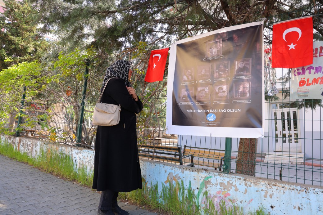 Saldırının yaşandığı okul önünde Kur’an-ı Kerim okuyup gözyaşı döktü