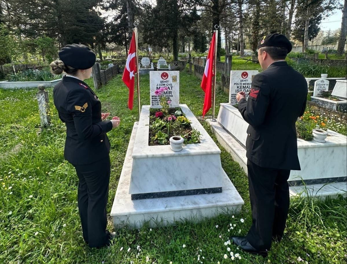 Jandarma şehit Demir’i kabri başında andı
