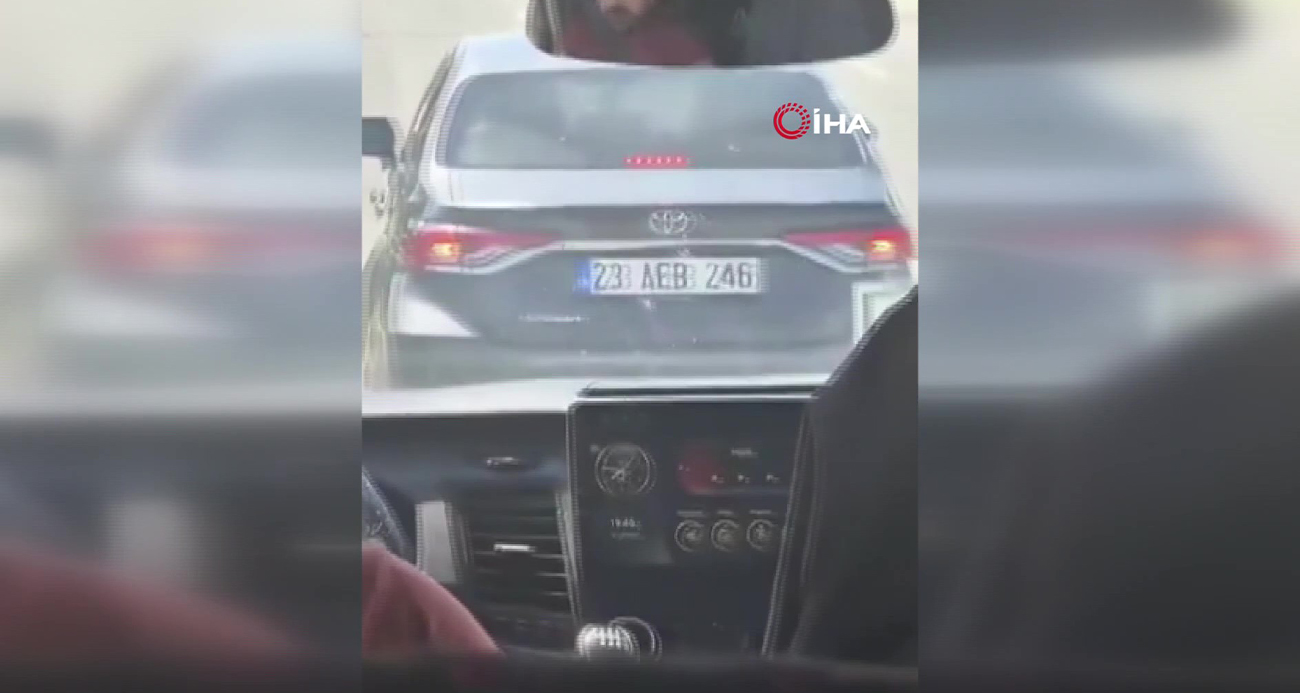 Elazığ’da maganda dehşeti: Otomobiliyle yolcu minibüsünü sıkıştırdı