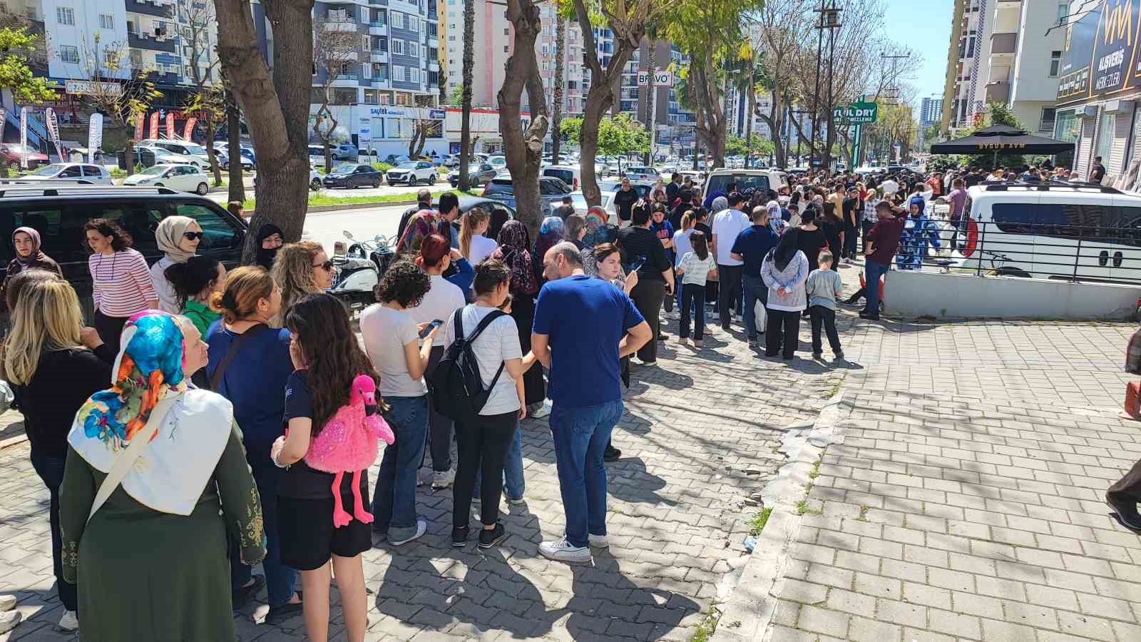Adana’da 100 TL’lik ürün izdihamı