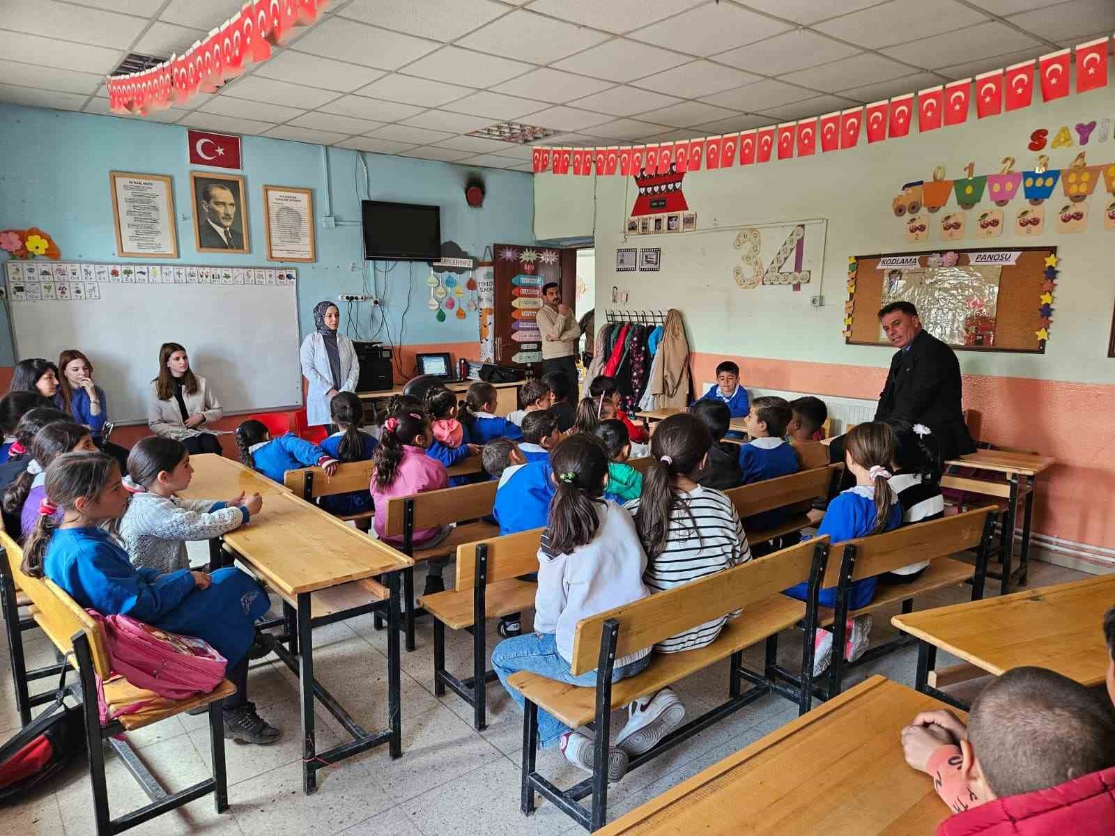 Diyadin’de öğretmene gül mesajı