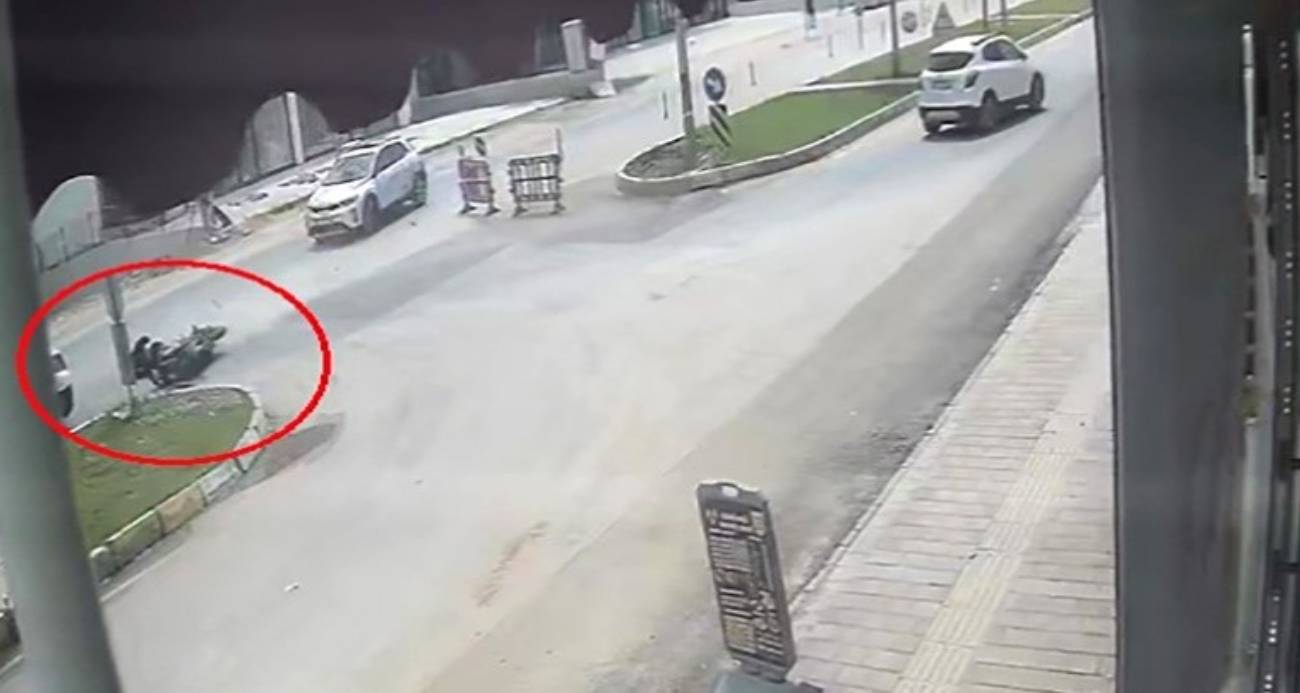 Kaza yapan motosikletli karşı yönden gelen minibüsün altında kaldı