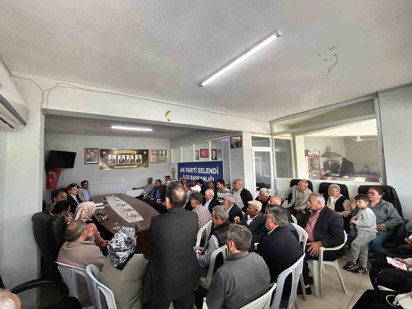 Selendi AK Parti’de mahalle başkanları toplandı