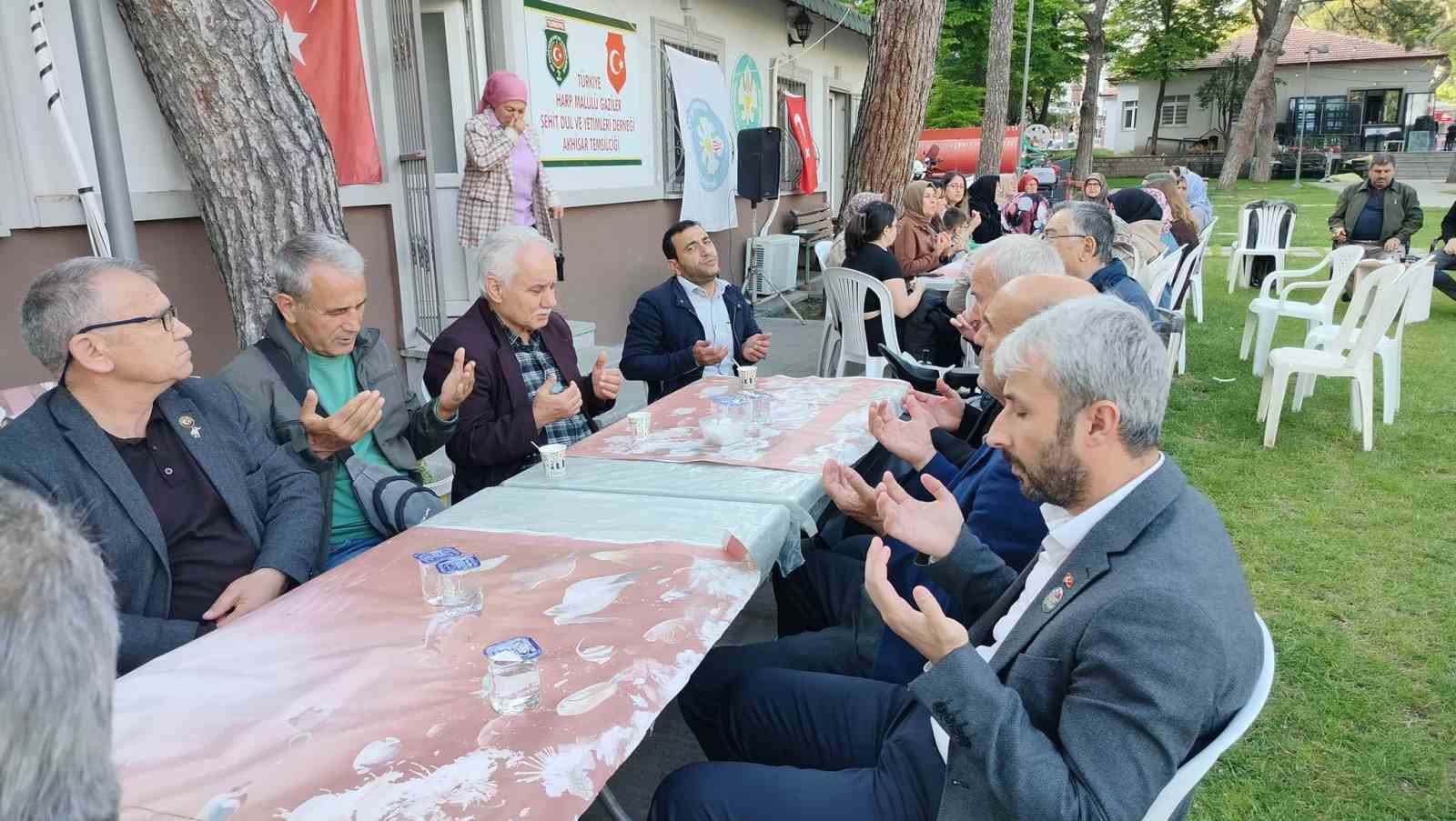 Akhisar’da şehit aileleri ve gazilerden duygu dolu buluşma