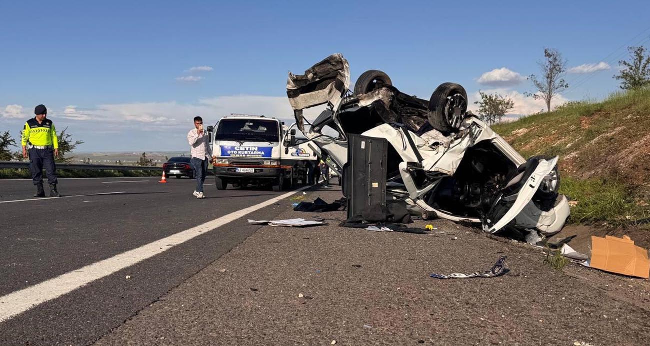 Şanlıurfa’da hafif ticari araç otomobille çarpıştı: 3 ölü, 5 yaralı