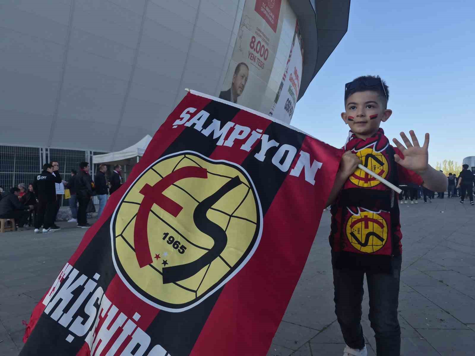 Eskişehirspor’a kumbarasını bağışlayan minik Buğra takımını yalnız bırakmıyor