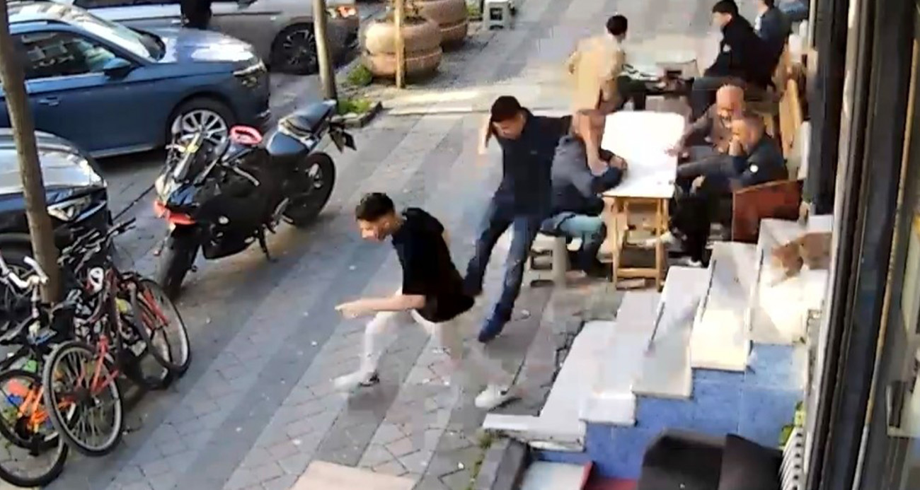 Sultangazi’de kuaförde  ilginç anlar kamerada: Kedi müşterileri kovaladı