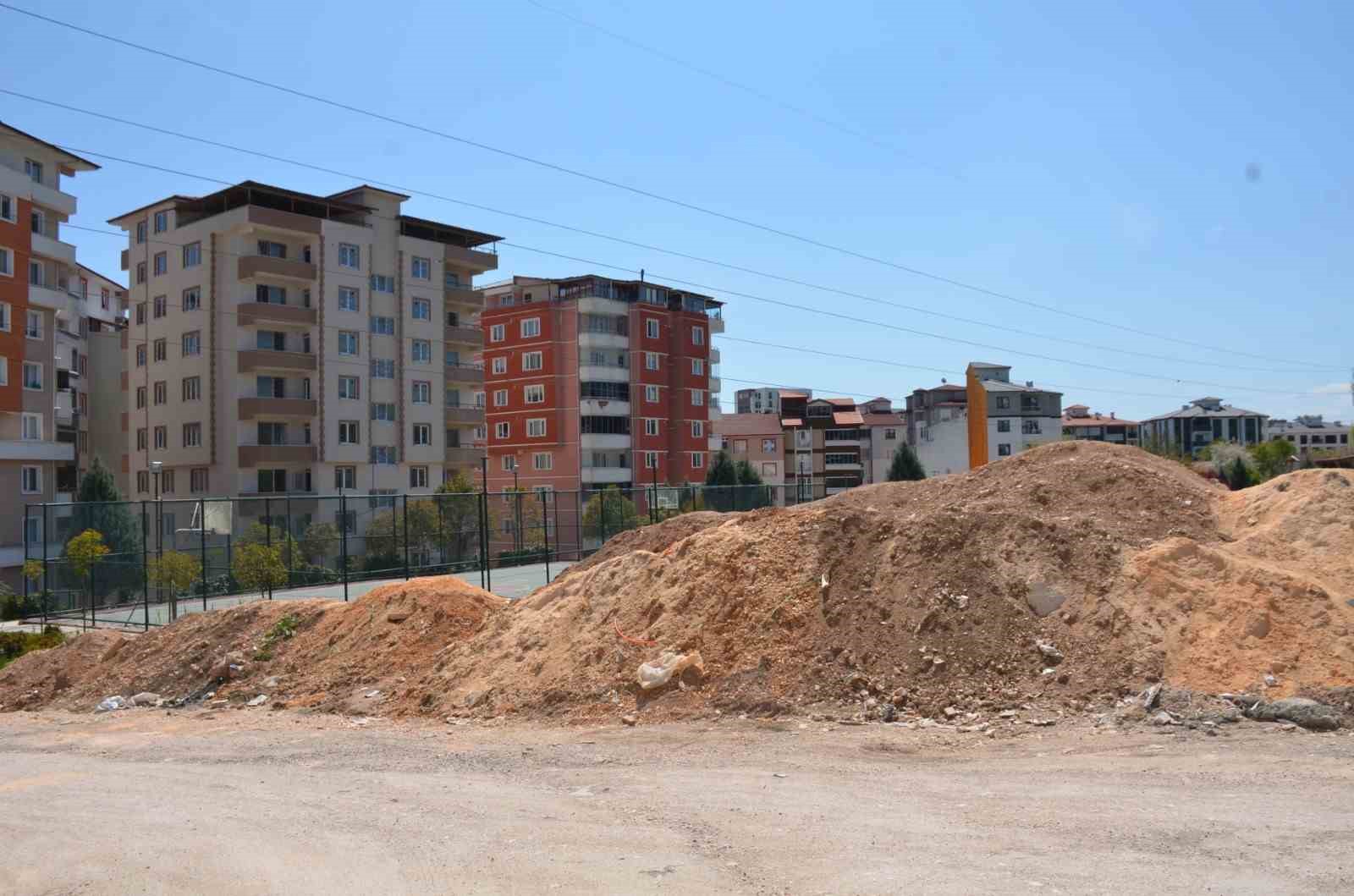 Vatandaşlardan yol kenarına dökülen hafriyatlara tepki