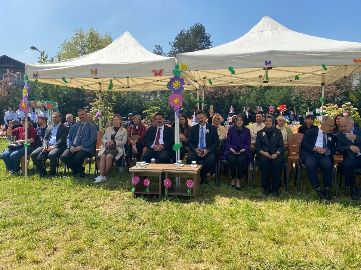 Minik öğrenciler hayallerini kağıda çizdi