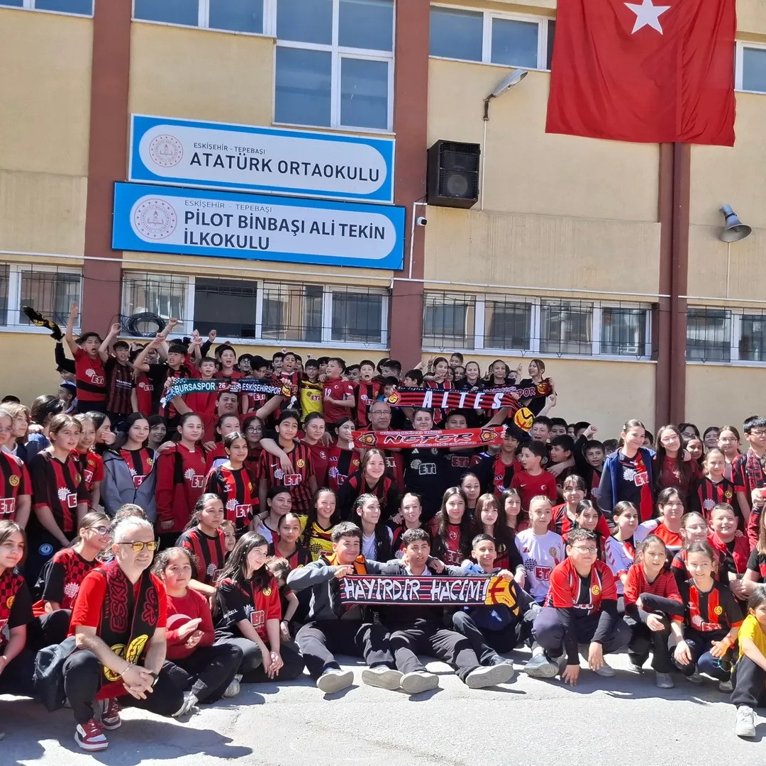 Okula Eskişehirsor formasıyla gelip teneffüslerde yaptıkları tezahüratlarla takımlarının başarısını kutladılar