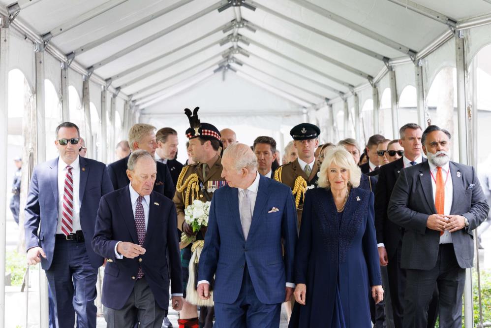 İngiltere Kralı III. Charles 11 Eylül Anıtı’nı ziyaret etti, kurban yakınlarıyla bir araya geldi