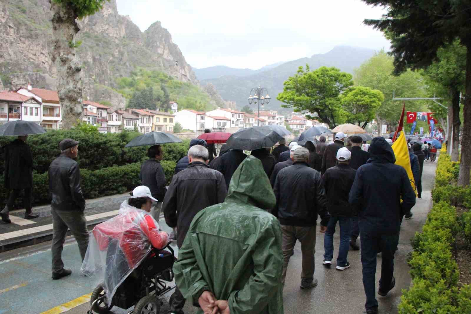 Amasya’da yağmur altında 1 Mayıs yürüyüşü