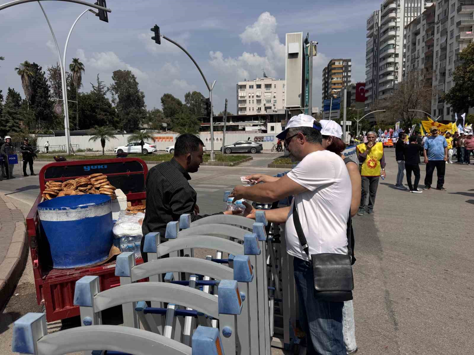Adana’da simitçiler ve su satıcıları bariyerlerin arkasında çalışmaya devam etti