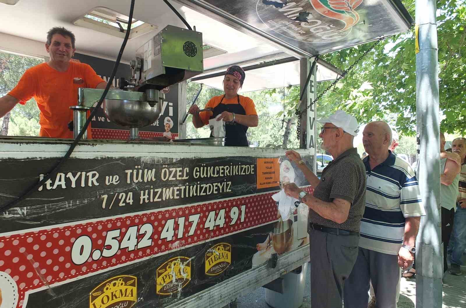 burhaniye-de-lokma-hayri-gelenegi-devam-ediyor