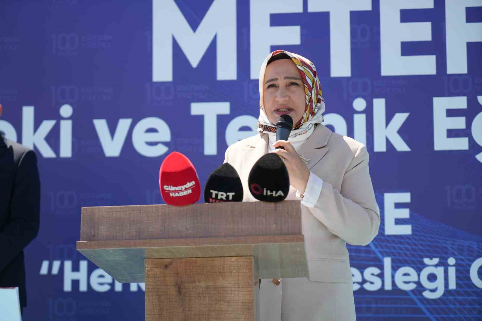 mesleki-egitim-fuari-nda-ogrenciler-projelerini-tanitti