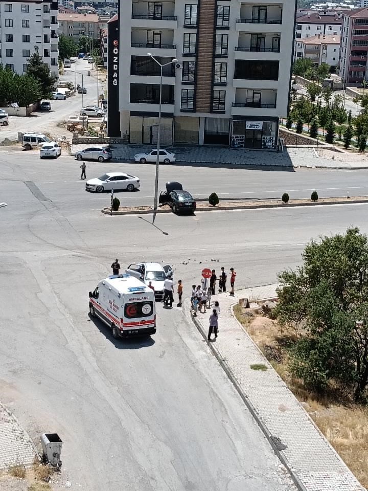 elazig-da-otomobiller-carpisti-1-yarali