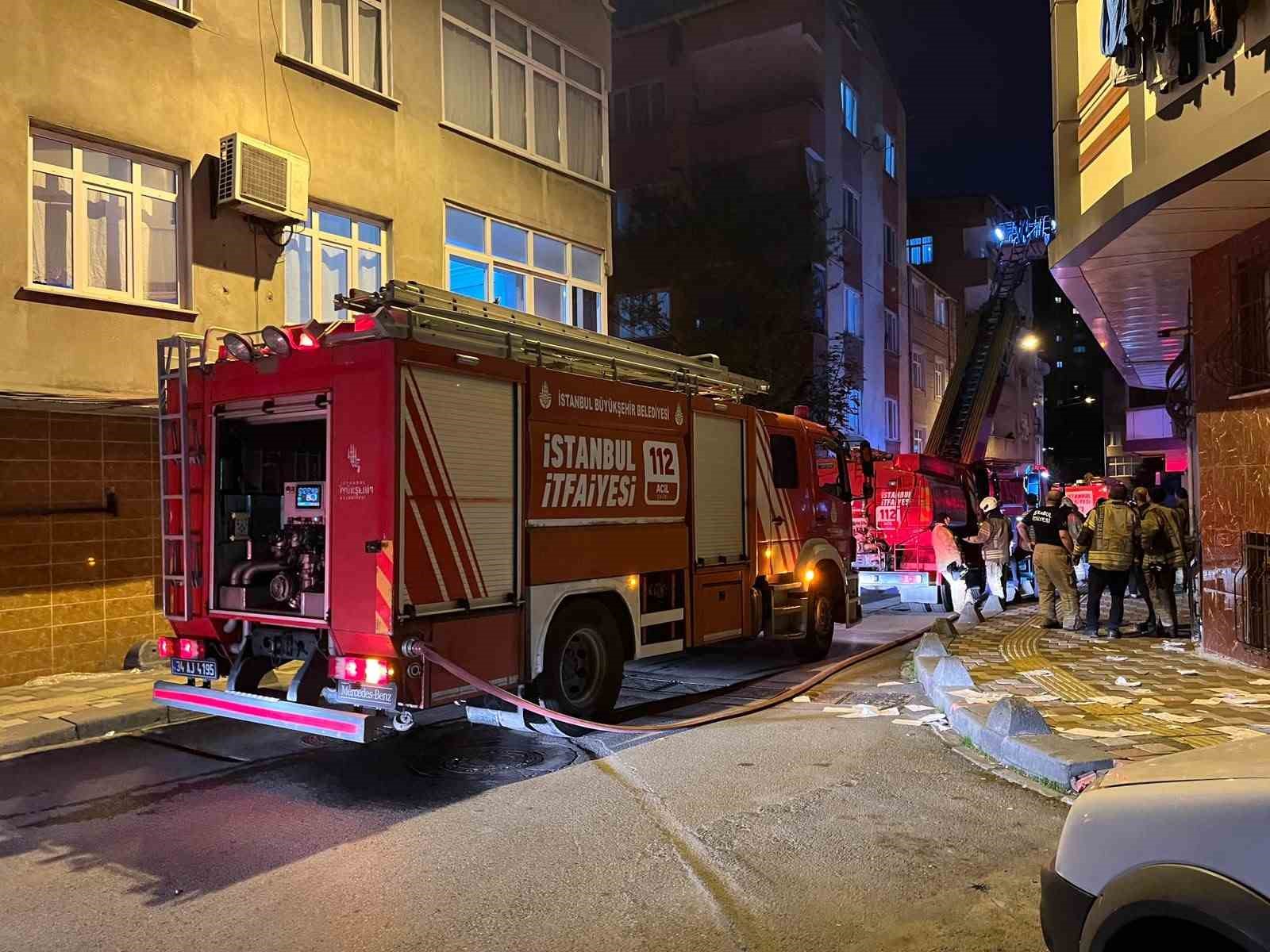 esenler-de-4-katli-bos-binanin-catisinda-yangin