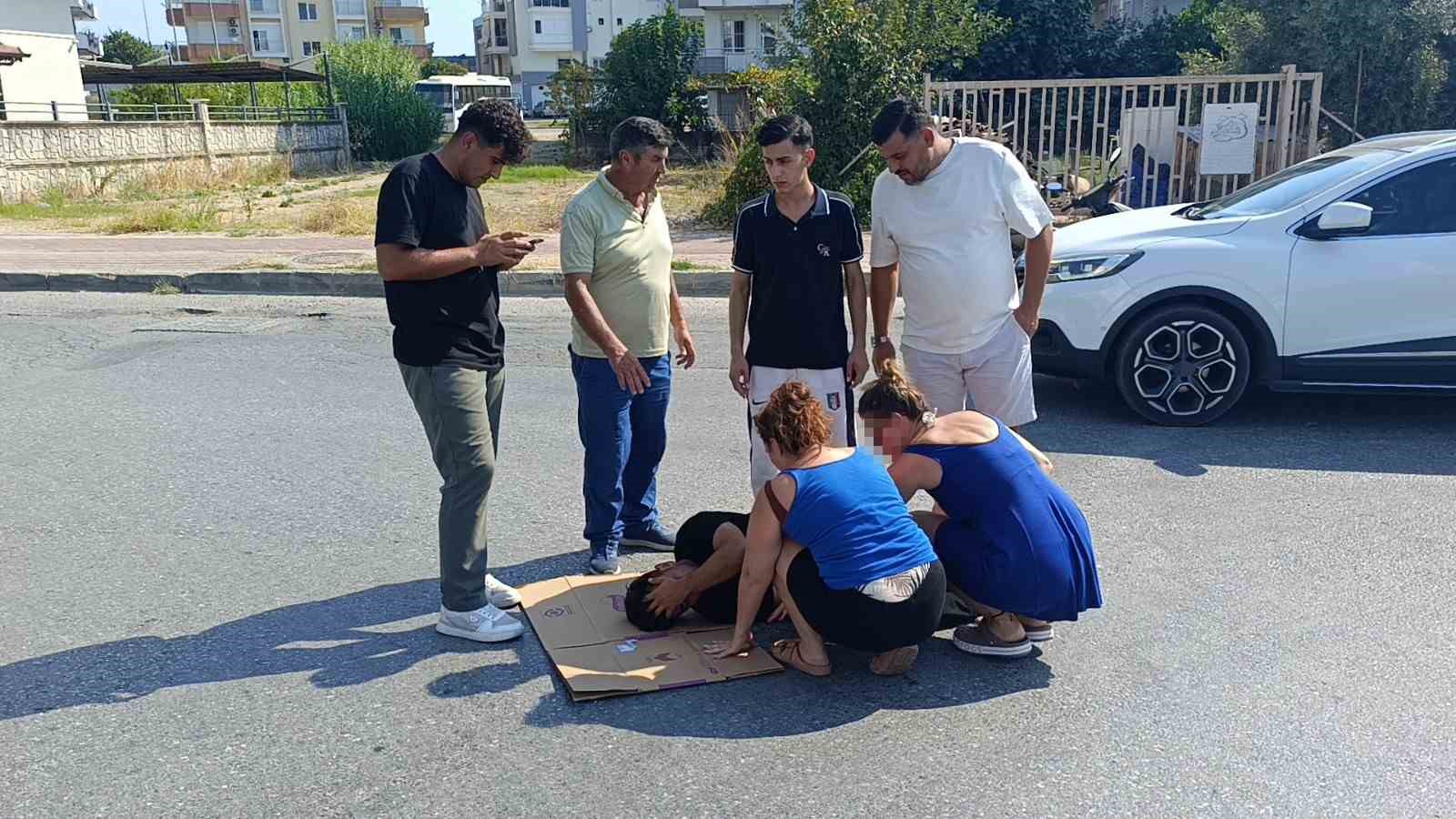 otomobil-motosiklete-carpti-otomobildeki-yolcu-yaraliyi-birakip-gazeteciyle-ugrasti