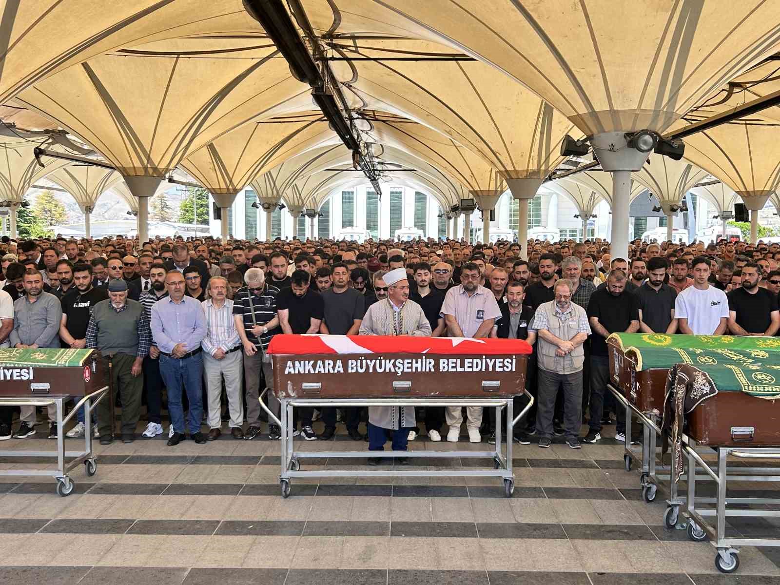 muhimmat-sahasindaki-patlamada-hayatini-kaybeden-isci-ankara-da-topraga-verildi
