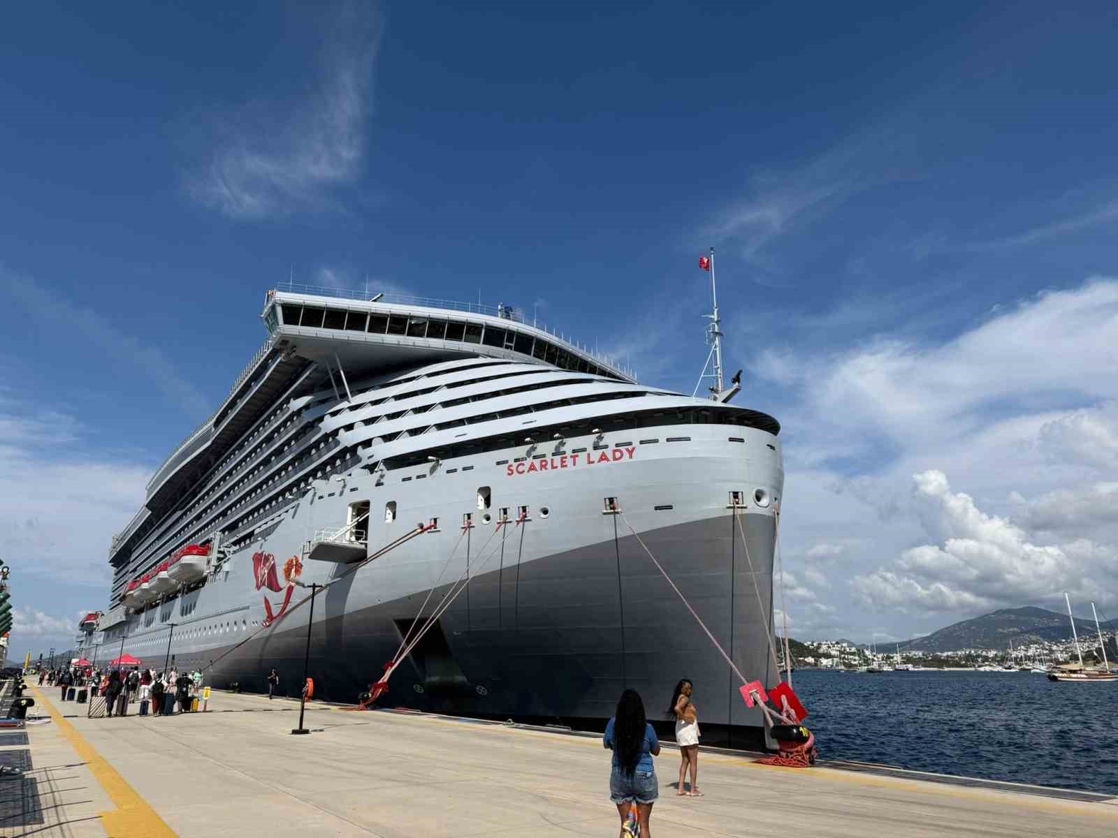 dev-kruvaziyer-gemiler-2-bin-636-turistle-bodrum-a-geldi