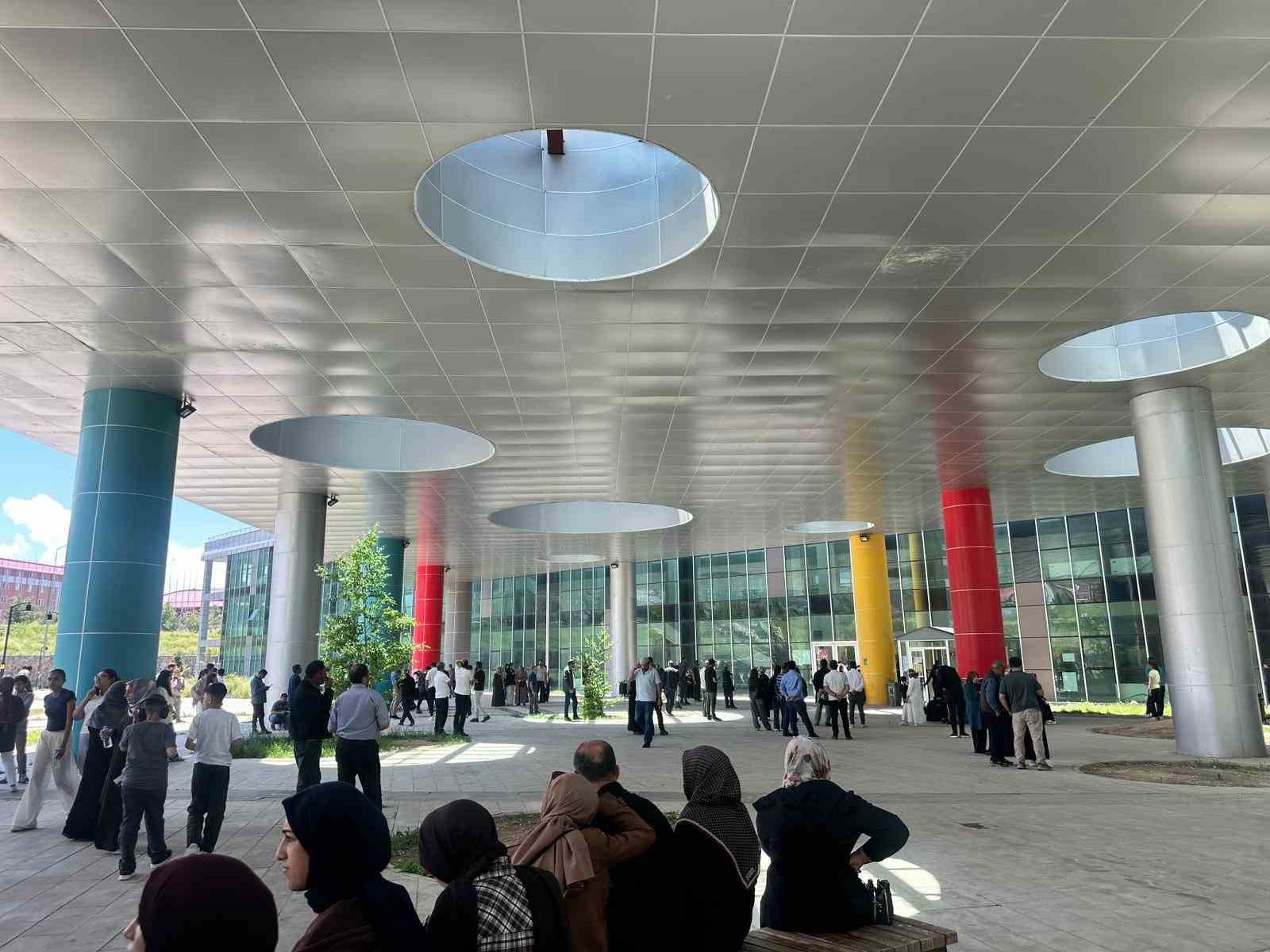 erzurum-da-kapilar-kapanirken-nefesler-tutuldu-yks-de-son-dakika-kosusu-kamerada