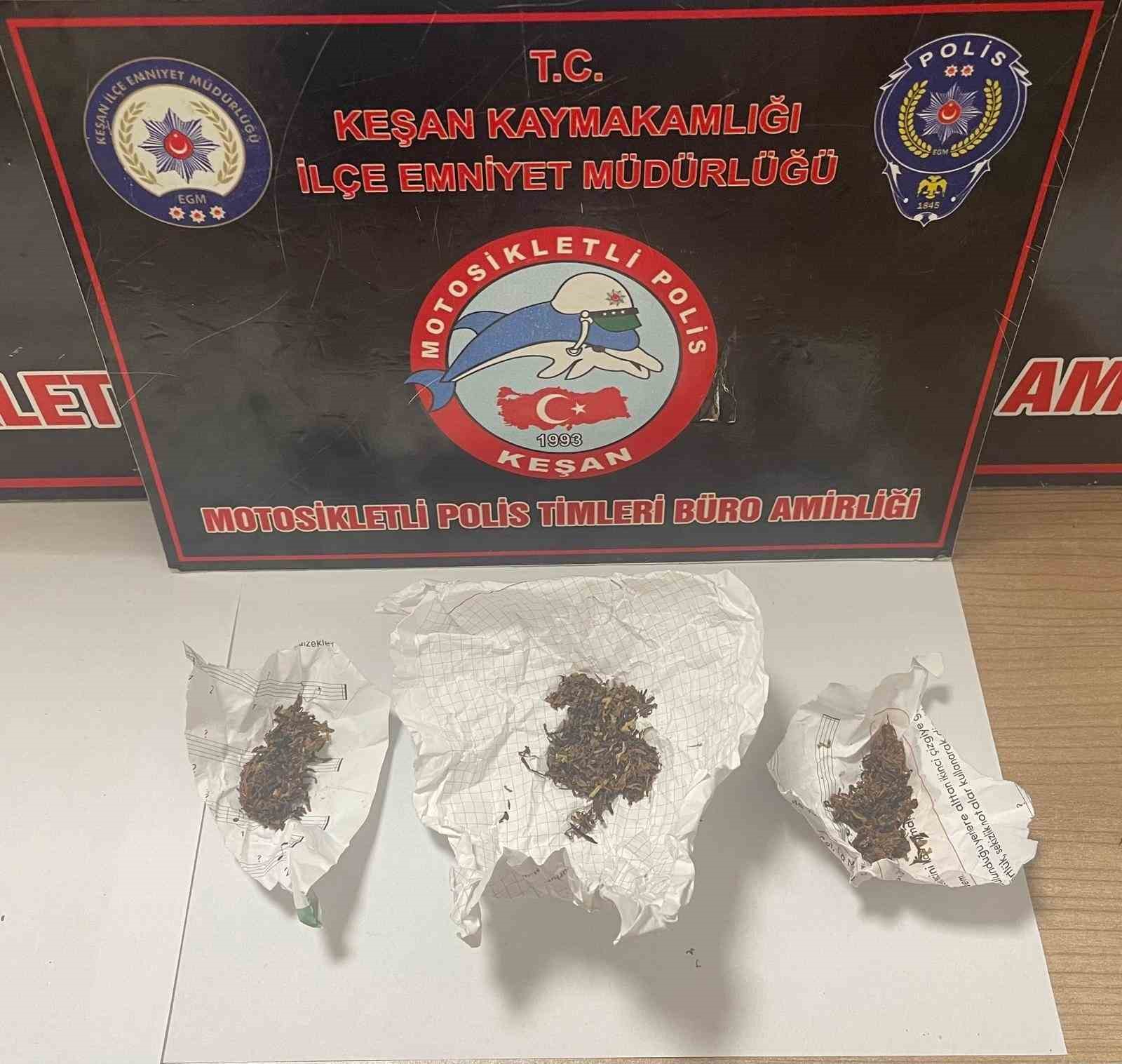 kesan-da-polisin-durdurdugu-2-suphelide-uyusturucu-ele-gecirildi