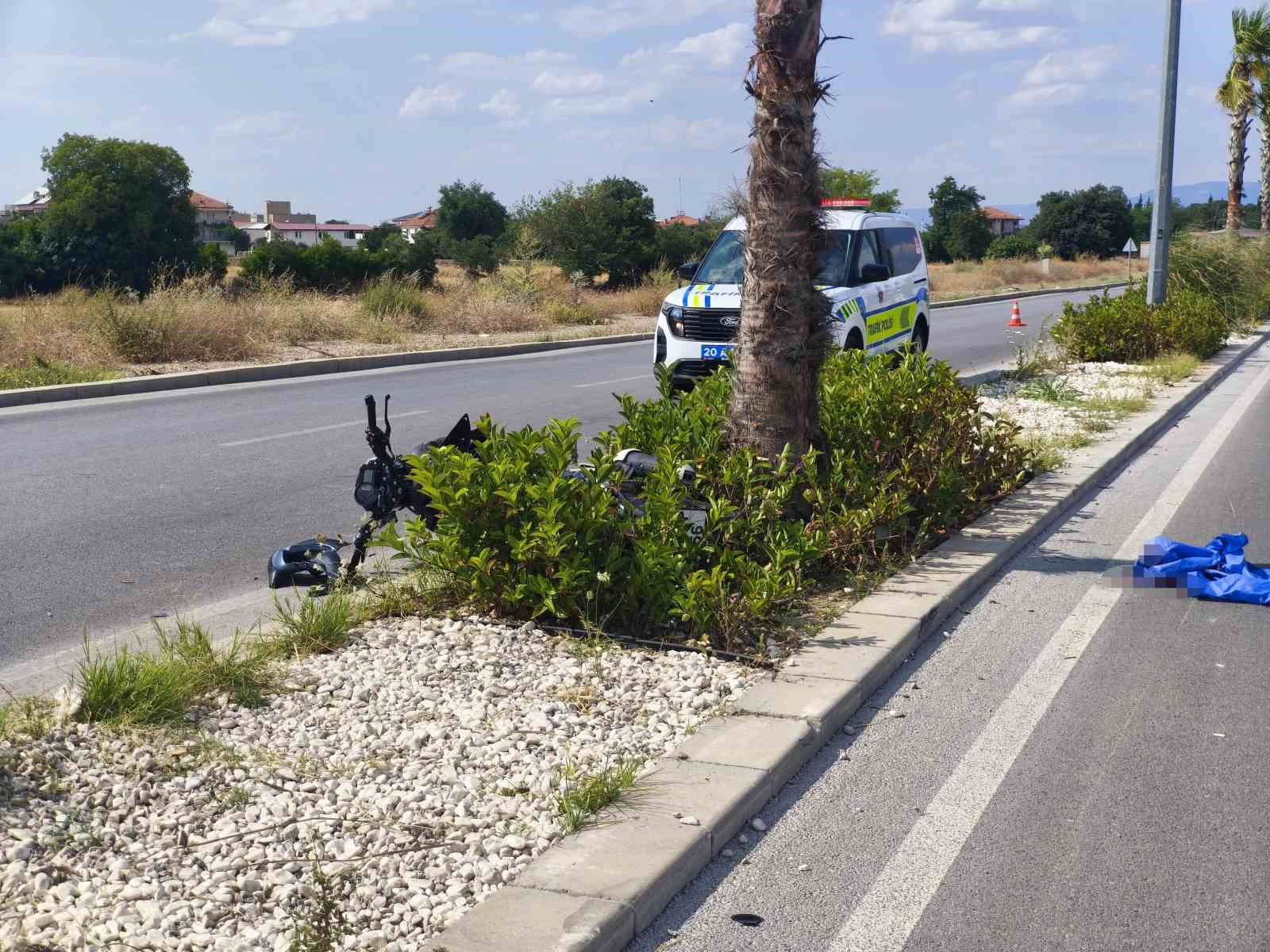 agaca-carpan-motosikletin-surucusu-yasam-mucadelesini-kaybetti