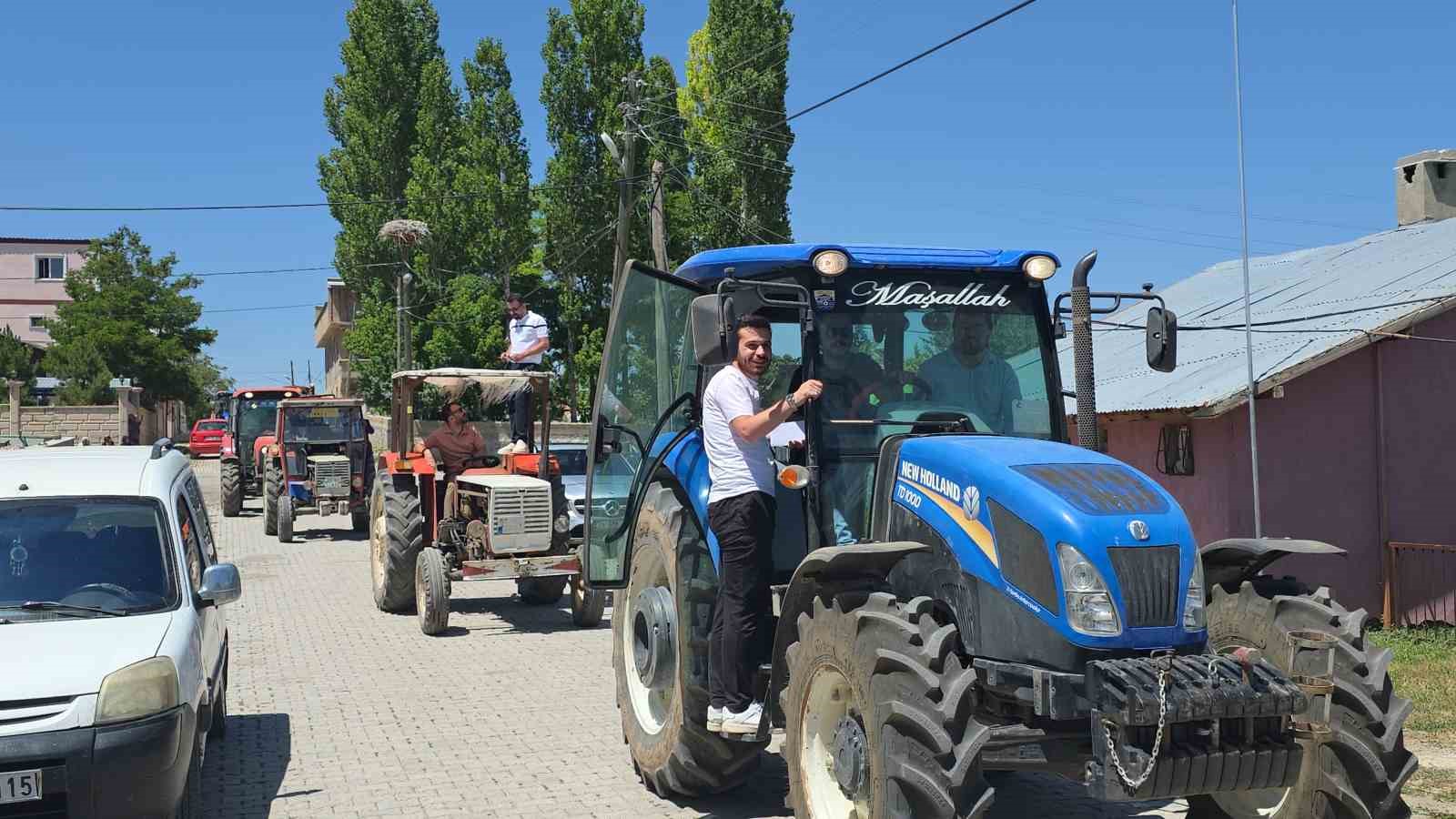 traktorlerle-konvoy-yapilan-dugundeki-surprizler-davetlileri-kahkahaya-bogdu