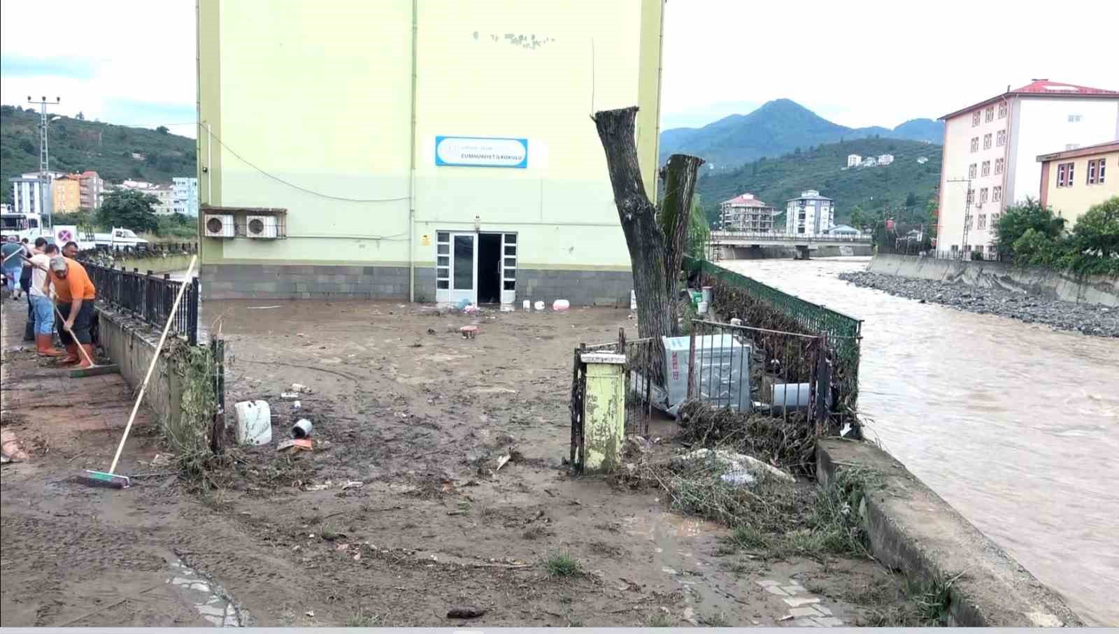 giresun-da-sel-sulari-cekildi-geriye-camuru-kaldi