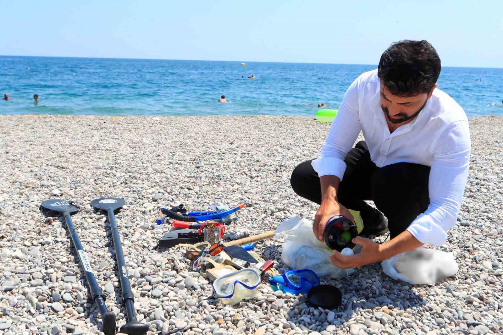 denizin-dibinde-bulduklari-gorenleri-hayrete-dusuruyor-tatilcilerin-denizde-kaybettikleri-dalis-yapan-gencin-ganimeti-oluyor
