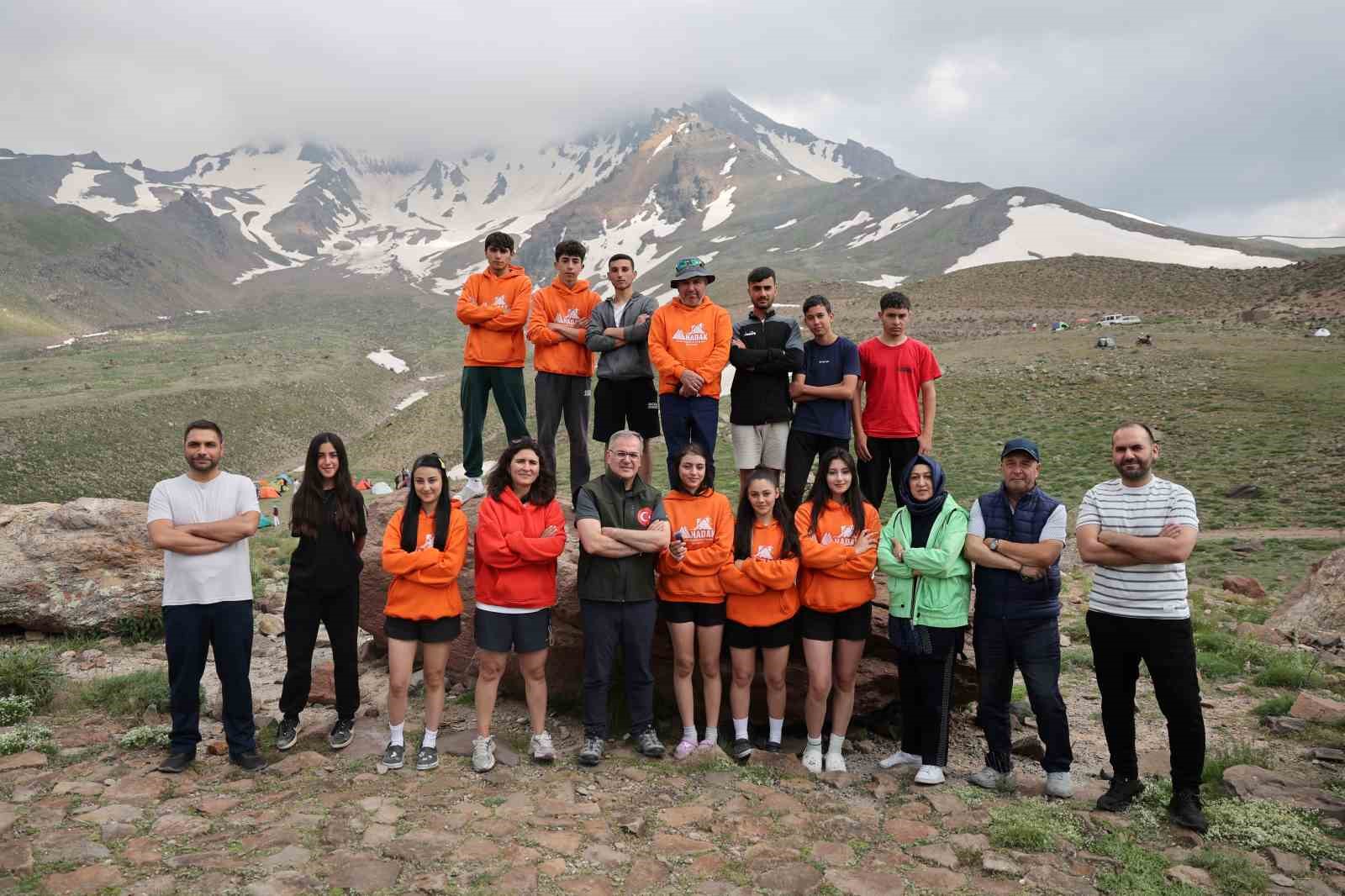 baskan-ozdogan-erciyes-te-dagcilarla-zirve-heyecanini-paylasti