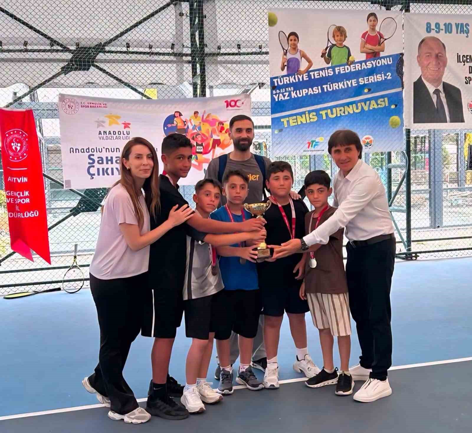 erzincan-erkek-tenis-takimi-analig-de-gumus-madalya-kazandi