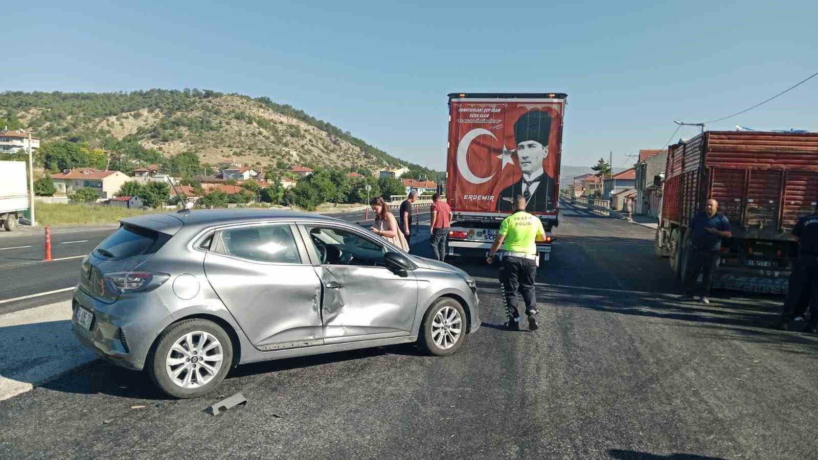 bilecik-te-kamyonet-ile-otomobil-carpisti-1-yarali