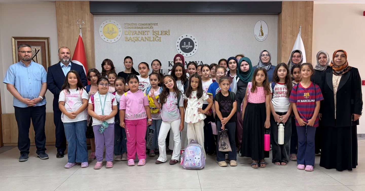 muftu-dr-irfan-acik-yaz-kur-an-kursu-ogrencilerini-ailelerini-ve-ogreticilerini-tebrik-etti