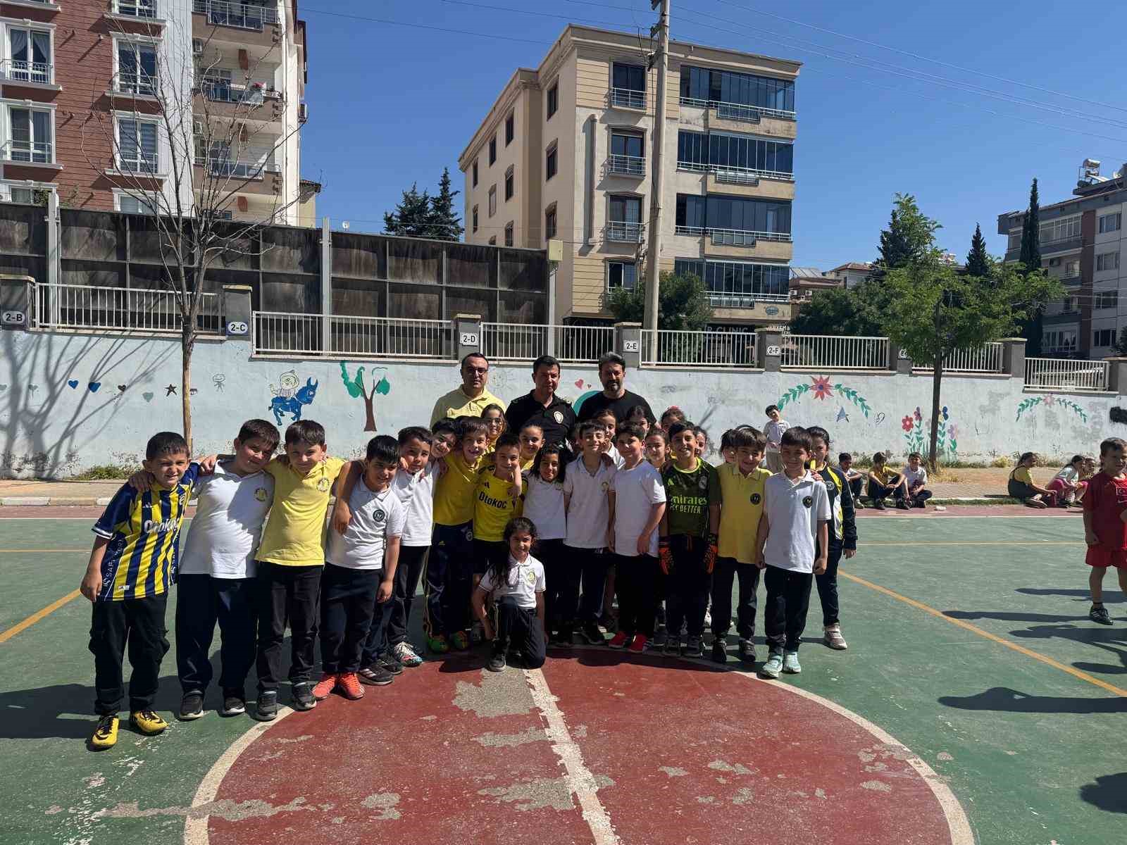 emniyet-muduru-ozcan-miniklerle-futbol-oynadi
